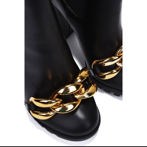 CHUNKY HIGH HEEL BOOTIE WITH A SMALL PLATFORM ROUND TOE AND CHAIN DETAIL. - Picture 2 of 3